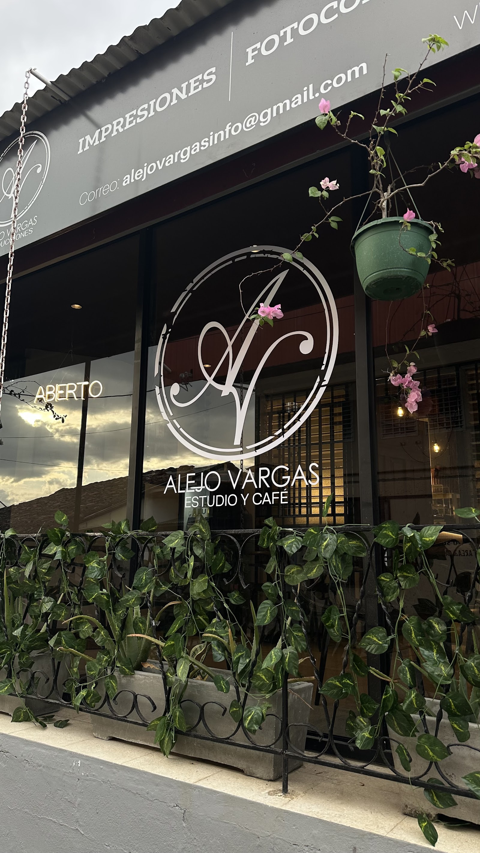 ALEJO VARGAS ESTUDIO Y CAFÉ