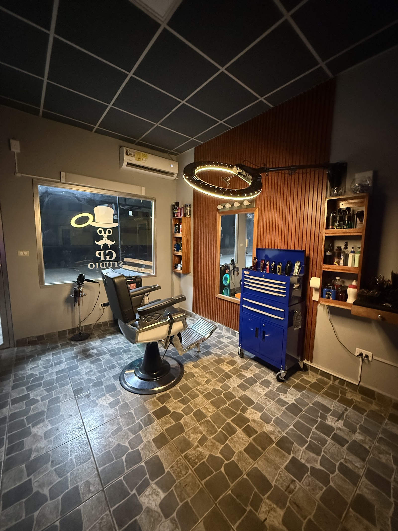 Giovanni Pérez Barber Studio