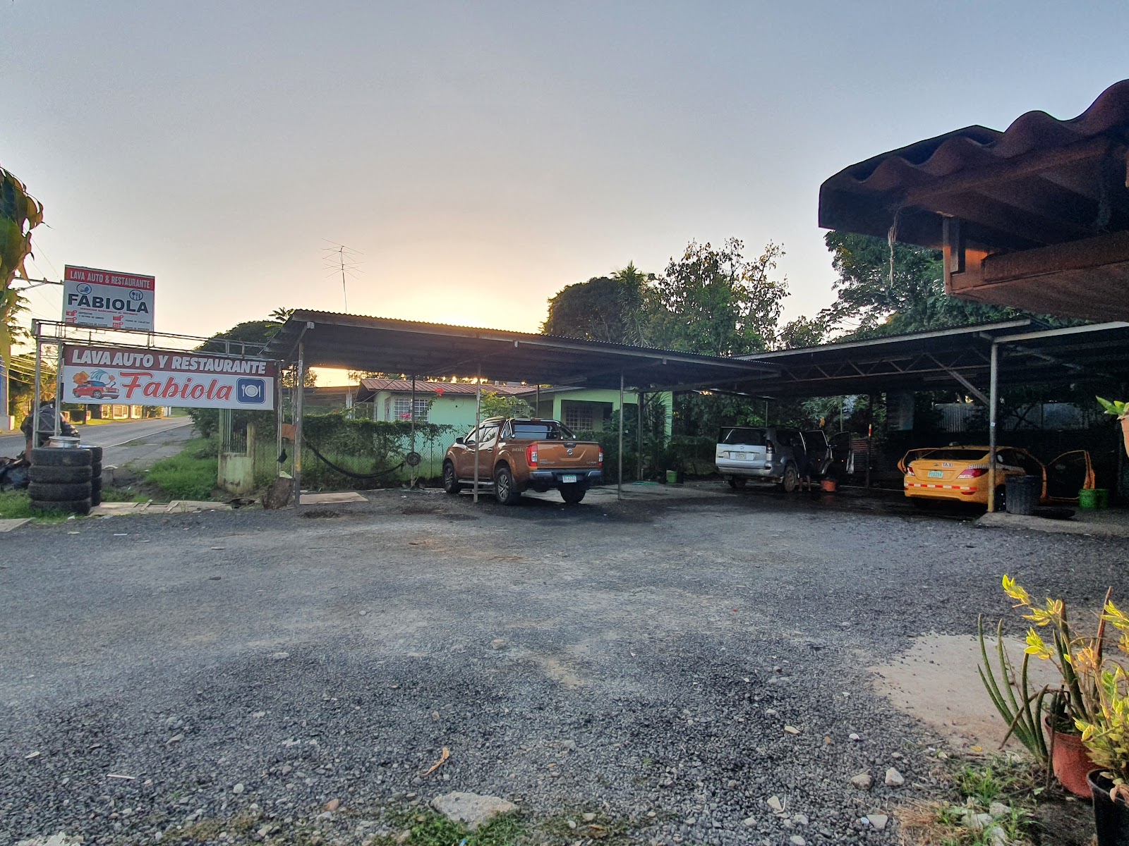 Lava Auto y Restaurante Fabiola